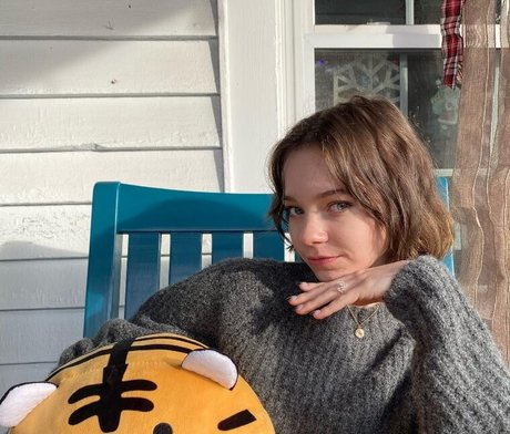 Emma Myers model high quality images