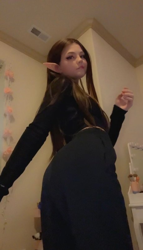 Strawbeariemilkk pornographic actress img