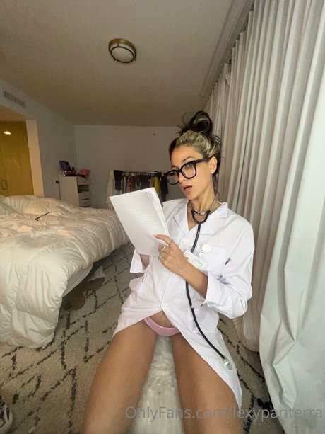 Alexis Afshar pretty model img