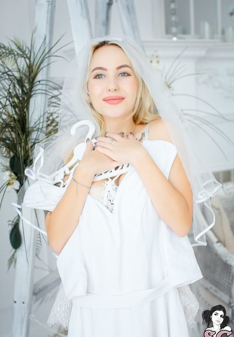 Bella Mur naked actress pics