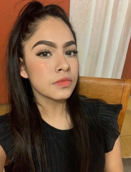 Aylin Ramos naked model gallery