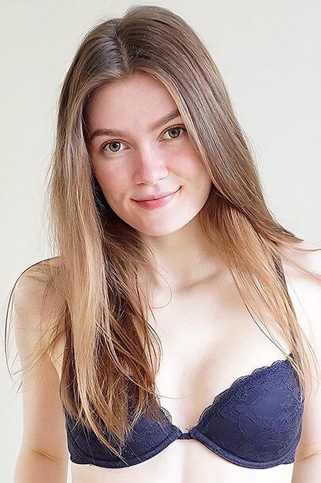 MIRARI erotic actress pics