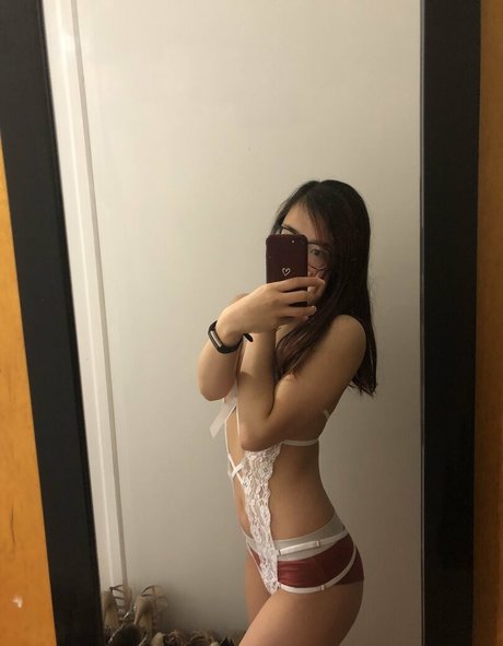 peachbloss exclusive model image