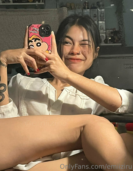 emiiziru model beautiful photo