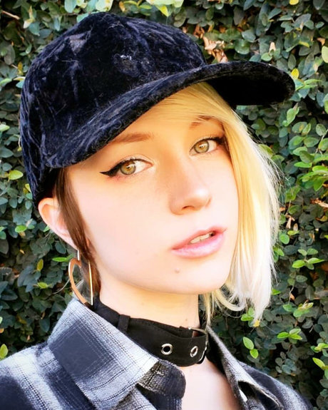 Bunnybii model nude picture