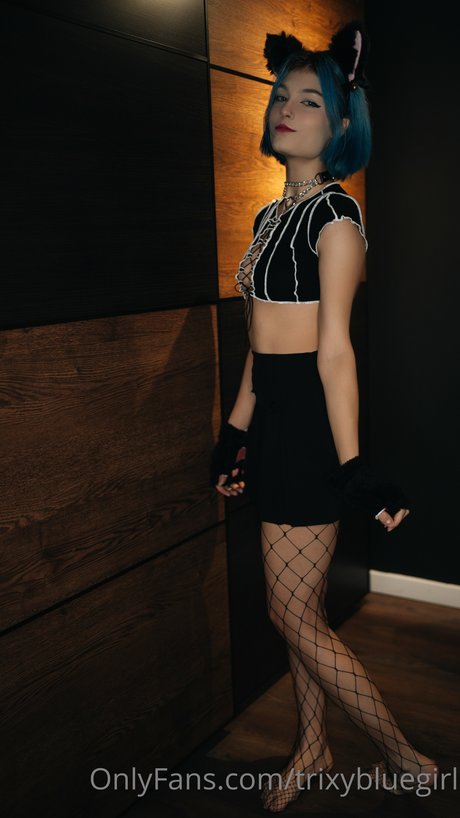 Trixy Blue sexy model img