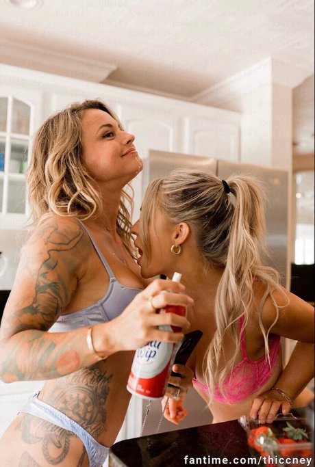 Whitney Williams model naked photo