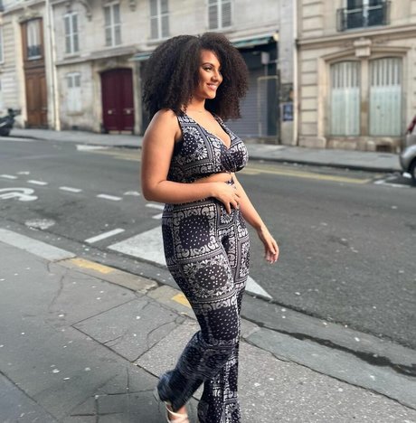 Ines Curly star exclusive images