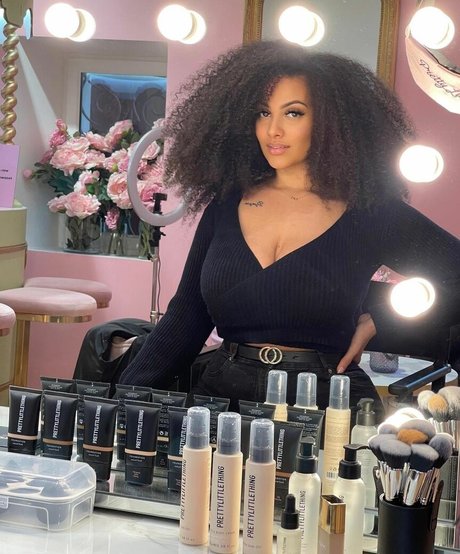 Ines Curly model picture