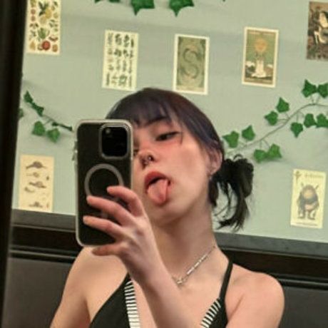 slimysaladfingers nude actress picture