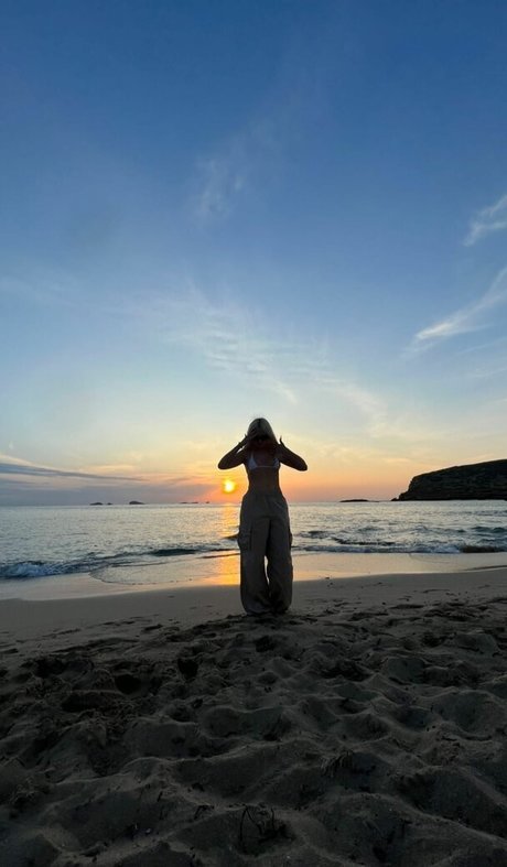 Alexandra Stan pretty model galleries