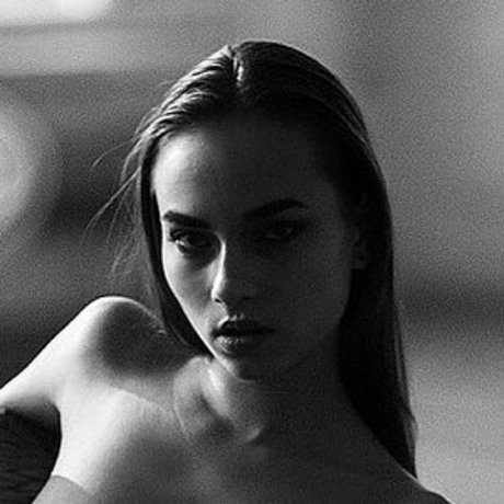 Stakis Laus model pretty archive