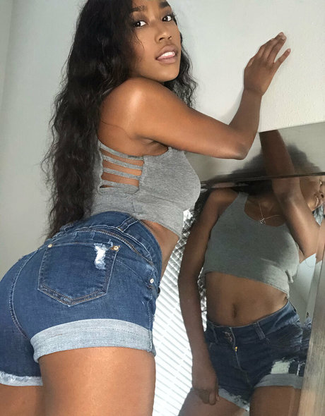 aprilraeee model hot images