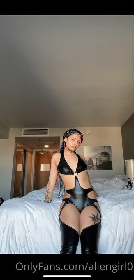 aliengirl0 nude actress photos