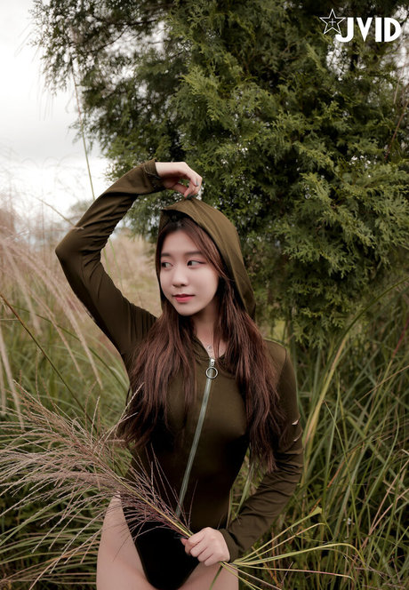 caroline jvid nudes actress pic