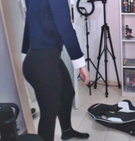 Faye Tan model top img