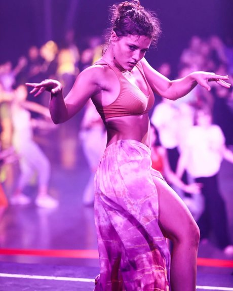 Jade Chynoweth art star gallery