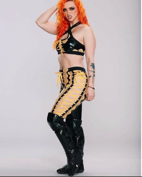 GiGi Dolan model art pic