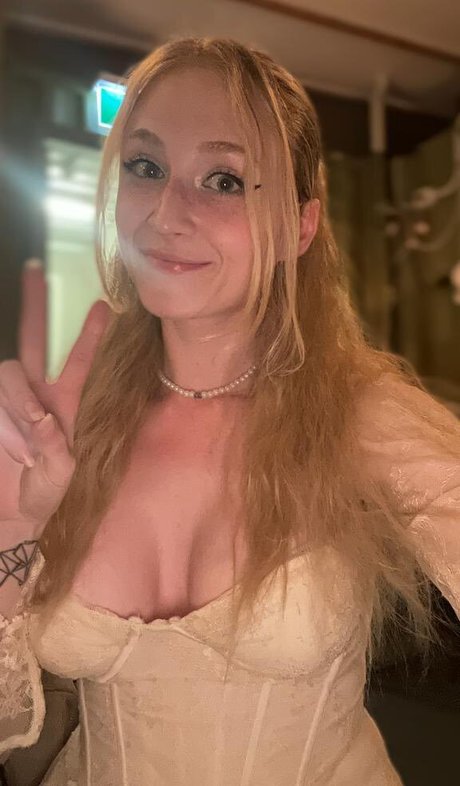 Janet Devlin sexy model galleries