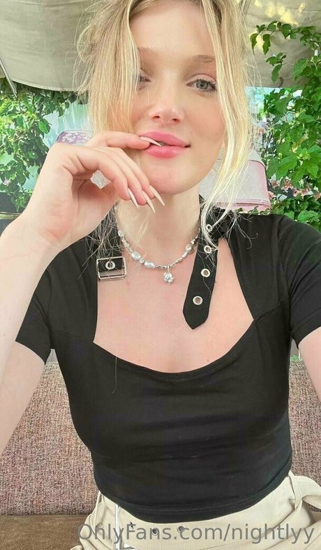 Nightlyy nude model img