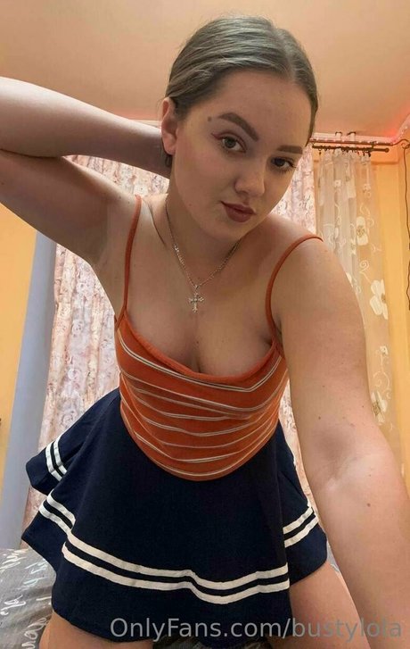 bustylola nude pornstar image