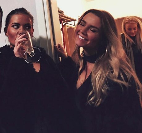 Alma Tandrup star art picture