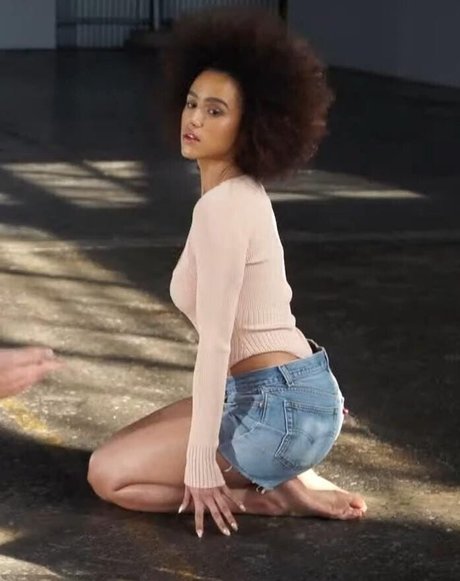 Nathalie Emmanuel sexy star img