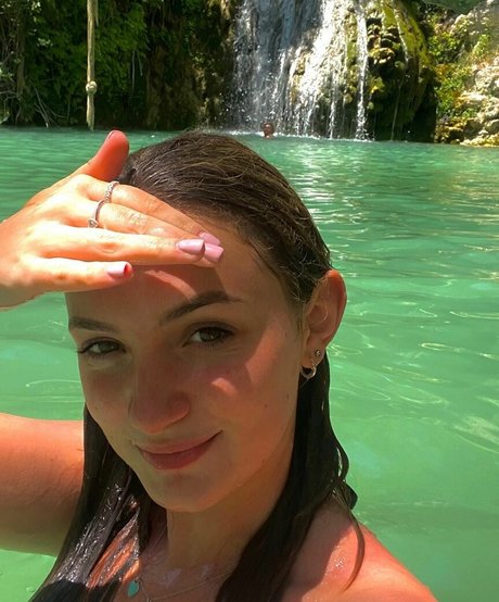 Rosie Bentham pretty star photo