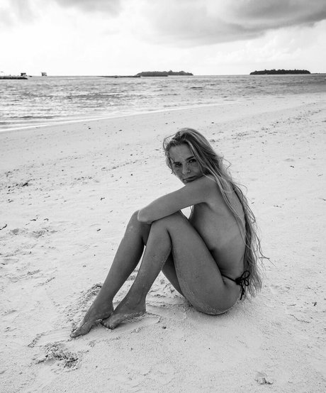 Lies Zhara exclusive model images