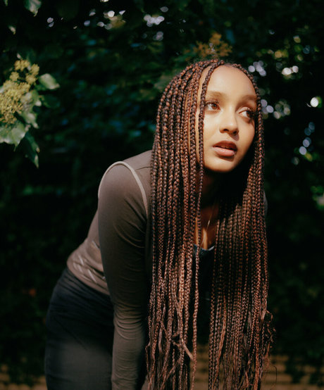 PinkPantheress high quality model image