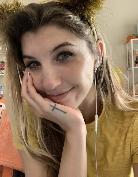 FrivolousFox ASMR nude model galleries