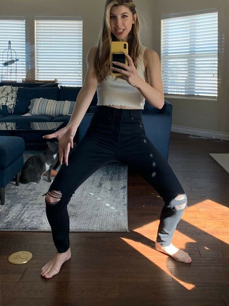 FrivolousFox ASMR high quality model images