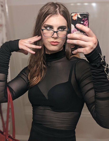 ayyy vuh nudes model image