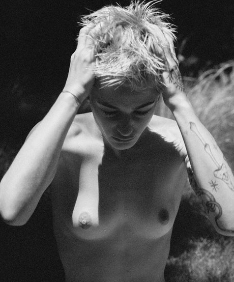 Esther Rose McGregor sex model image