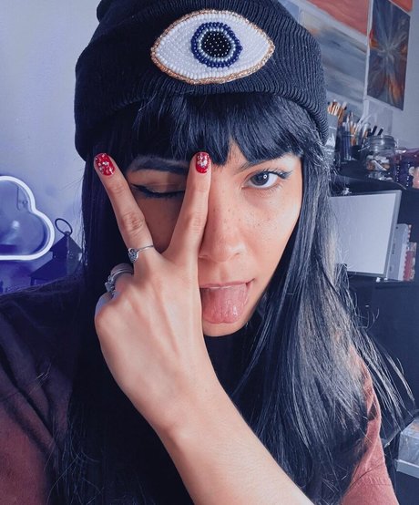 Luna Bloom model hot images