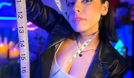 Luna Bloom adult actress galleries