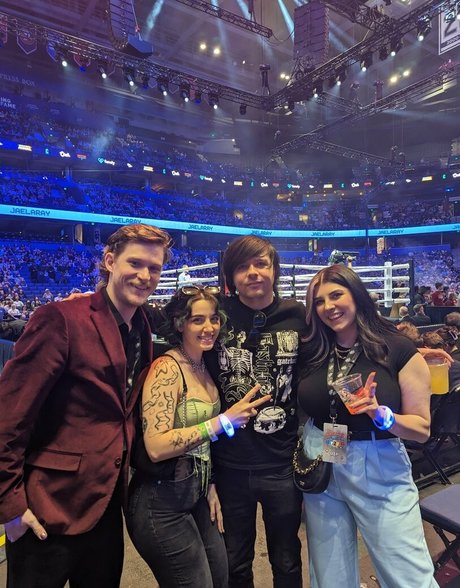 Alluux adult actress picture