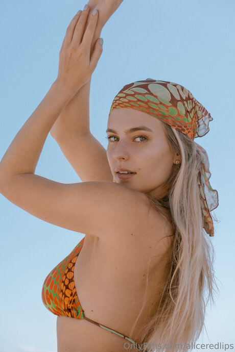 Aliceredlips model sexy pic