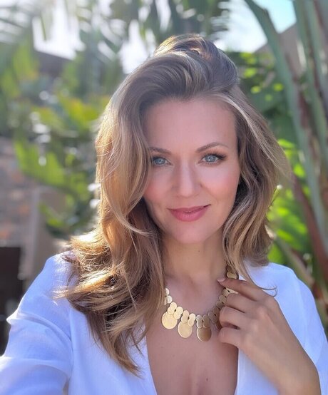 Ella Endlich model top picture