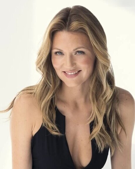 Ella Endlich beautiful actress photo