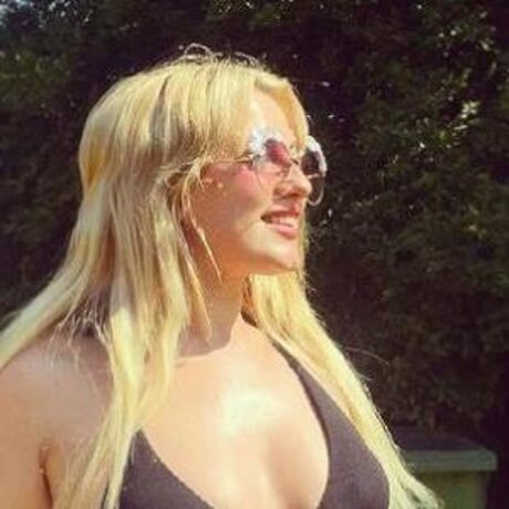 Sweetbutnastyxo model naked photo