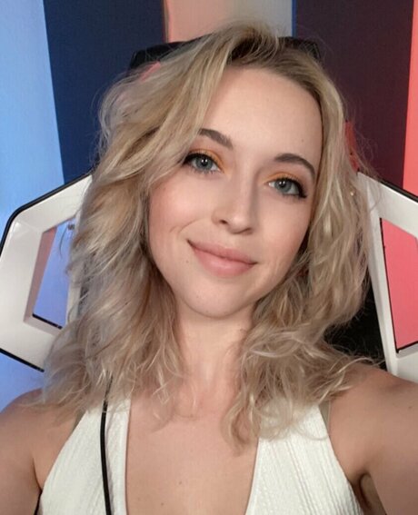 Pjonk model adult pictures