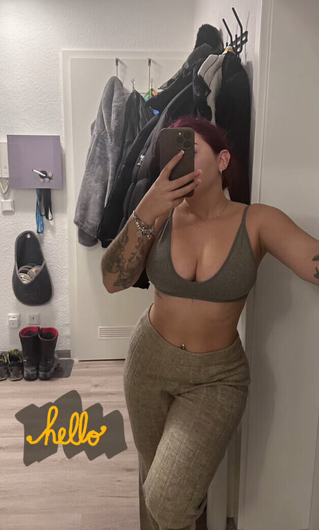 nina buettner fit hot actress pics