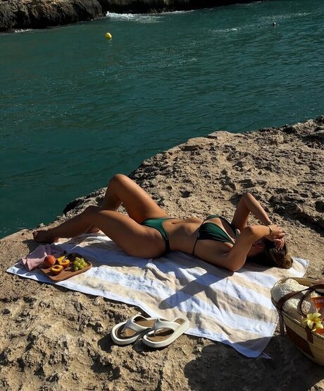 skinny babe onlyfans sexy image