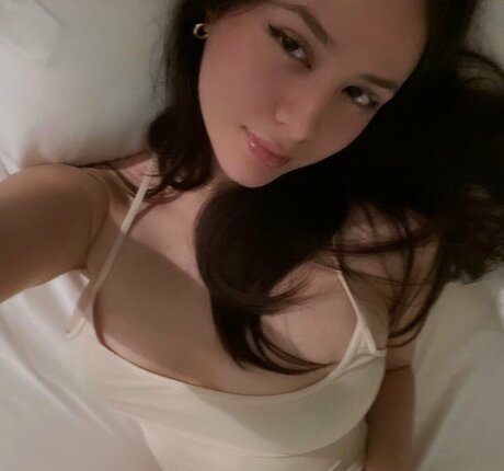 theleotina pretty actress img