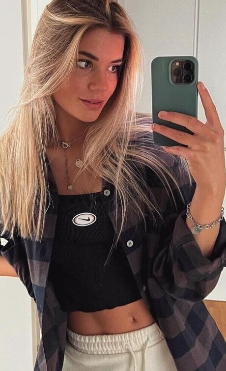 Selina Cerci hd star pics