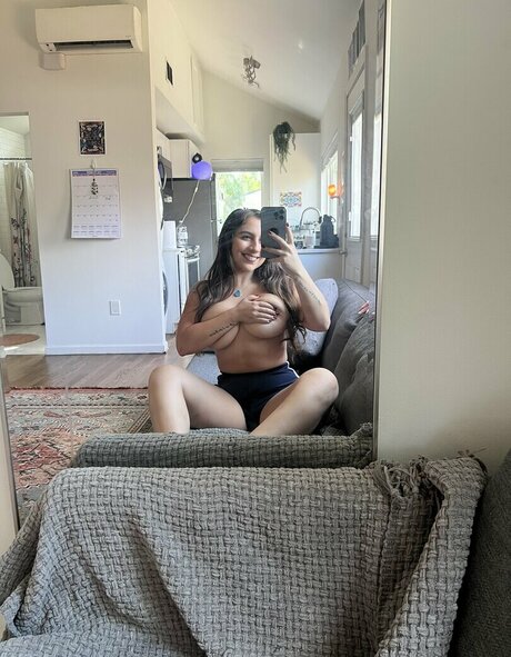 Farah Asteri model exclusive pic