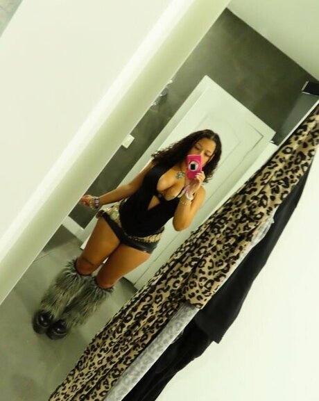 kloeelise porn model archive