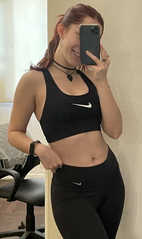 Caropardiaco model sexy picture