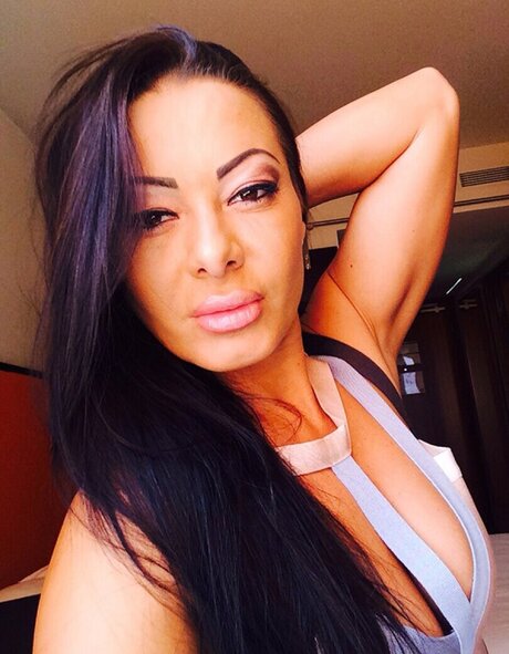 Sandra Romain hd star pictures